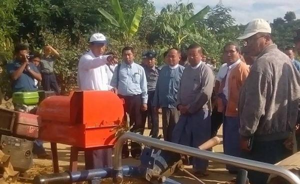 ARG လုပ်ငန်းတွင် ၀န်ကြီးချုပ်နှင့် အဖွဲ့ လာရောက်လေ့လာနေစဉ်/ ဓာတ်ပုံ- ကျော်သန်းလှိုင်