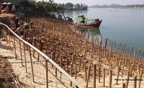 ဓာတ်ပုံ – ပန်းမြောင်းကျေးရွာမြစ်ကမ်းပြိုမှုအား ကာကွယ်မှုပြုလုပ်နေသည်ကို ဇန်နဝါလ ၂၄ ရက်နေ့ကတွေ့ရစဉ်/ Photo by – Narinjara