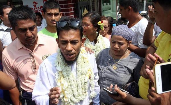 Activists Zaw Zaw Latt and Pwint Phyu Latt (back) released from Oe Boe prison in Mandalay on 24 May 2017. Photo: Bo Bo/Mizzima 