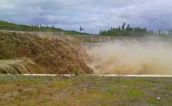 Problems with overflow at the dam. Photo: Ko B. Soe