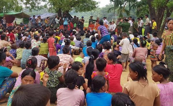 တောင်ပြိုမြို့တွင် ကူညီ လှူဒါန်းနေစဉ် (ဓာတ်ပုံ- နံ့သာတောင်ဆရာတော်)