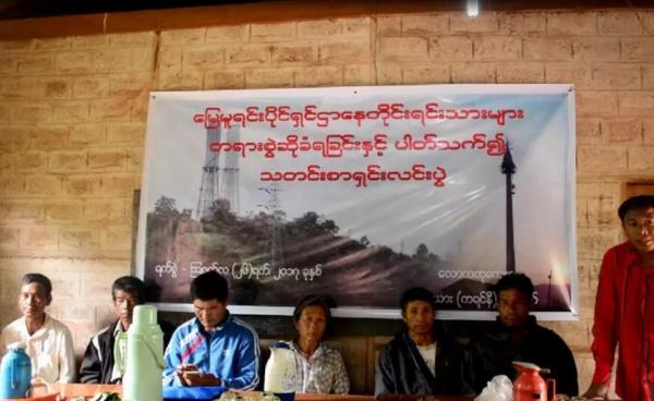 လောကထုကျေးရွာတွင် သြဂုတ်လ ၂၆ ရက်နေ့က သိမ်းဆည်းခံမြေယာနှင့်ပတ်သက်၍ သတင်းစာရှင်းလင်းပွဲ ပြုလုပ်ခဲ့စဉ် (ဓါတ်ပုံ-ကေတီ)