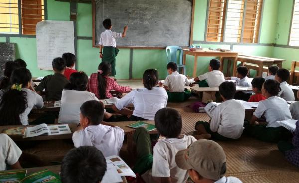 ပင်လည်ဘူးမြို့နယ်တွင် ရှမ်းနီစာပေသင်ကြားနေသည့် စာသင်ကျောင်း ( ဓါတ်ပုံ – ဇော်ဇော်)