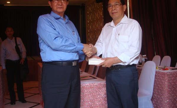 ထိုင်းနိုင်ငံ ချင်းမိုင်မြို့ရှိ Sheik Istana ဟိုတယ်တွင် မေ ၂၉ရက်က တွေ့ဆုံမှုအပြီး ပြည်ထောင်စုဝန်ကြီး ဦးအောင်မင်း နှင့် RCSS ဥက္ကဋ္ဌ ဒုဗိုလ်ချုပ်ကြီး ယွက်ဆစ်တို့ကို တွေ့ရစဉ်။ (ဓာတ်ပုံ-ဖနိဒါ)