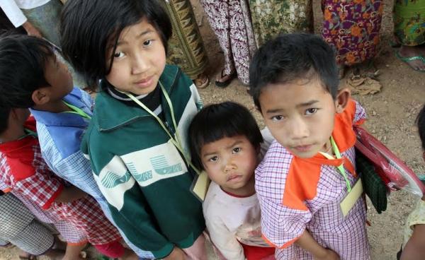 ကျောက်မဲ စစ်ဘေးရှောင်စခန်းတစ်ခုမှ ကလေးများအား တွေ့ရစဉ်။ (ဓာတ်ပုံ-ဘိုဘို၊မဇ္ဈိမ)   