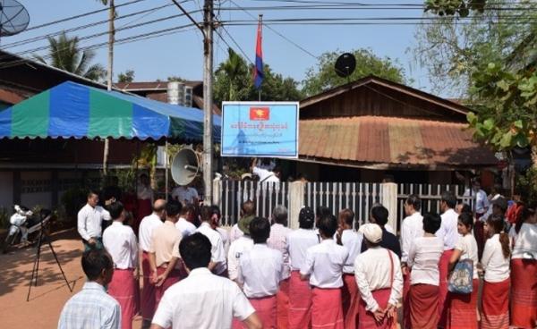 Members of the All Mon Region Democratic Party re-post the Taungpyin party signboard after a massive walkout last weekend. (Photo: MNA)