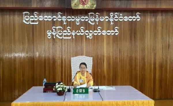 မွန်ပြည်နယ်လွှတ်တော်ဥက္ကဌဒေါ်တင်အိ(သံလွင်တိုးမ်)