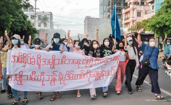 ၂ဝ၂၁ ခုနှစ်က စစ်အာဏာရှင်ဆန့်ကျင်ရေး တောင်းဆိုဆန္ဒပြနေသော မန္တလေးမြို့က အမျိုးသမီးသပိတ်စစ်ကြောင်းတစ်ခုကို တွေ့ရစဉ်။   