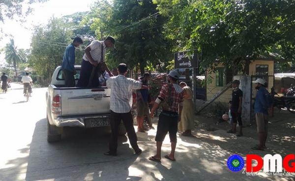 ဖမ်းဆီးခံထားရသည့် မောင်ညီဌေးအား မောင်တောတရားရုံးမှ ပြင်ဖြူစခန်းသို့ ခေါ်ဆောင်စဉ်။