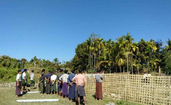 အငြင်းပွားမြေနေရာကို ပန်းမြောင်းသားတို့ စစ်ဆေးနေစဉ်