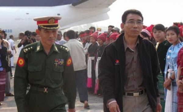 ၂၀၁၂ ခုနှစ်မတ်လရရက်နေ့ ပြည်နယ်အဆင့် အပစ်အခတ်ရပ်စဲရေး စတင်ဆွေးနွေးရန် လွိင်ကော်မြို့သို့ရောက်ရှိလာသည့် KNPP အဖွဲ့ခေါင်းဆောင်များအား လူထုများနှင့် အစိုးရအဖွဲ့များက ကြိုဆိုခဲ့ကြစဉ် (ဓါတ်ပုံ - ကယားထဲ)