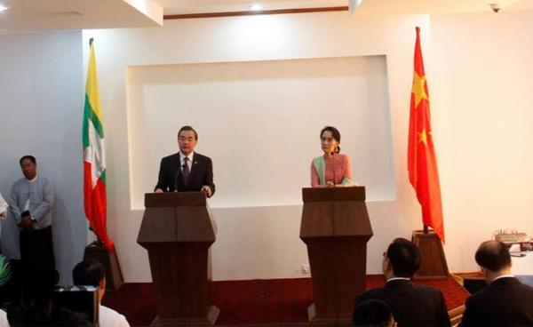 Chinese Foreign Minister Mr Wang Yi, left, and Myanmar's foreign minister Aung San Suu Kyi at a joint press in Nay Pyi Taw on 5 April. Photo: Min Min/Mizzima
