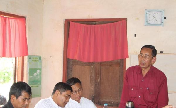 KNU Padoh Man Nyein Maung, standing next to NMSP Nai Aung Magay, speaking at the meeting (Photo: NMSP)