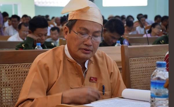 မွန်ပြည်နယ်ဝန်ကြီးချုပ် ဒေါက်တာအေးဇံ(MNA)