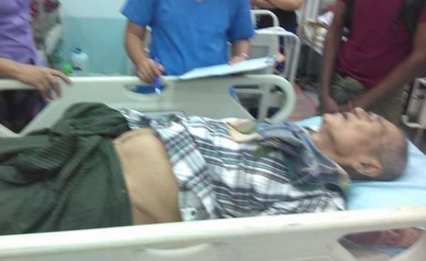 နိုင်ငွေသိမ်း ရန်ကုန်ဆေးရုံအရေးပေါ်ဌာနရောက်ရှိလာစဉ်(photo: မင်းခိုင်စွမ်း)