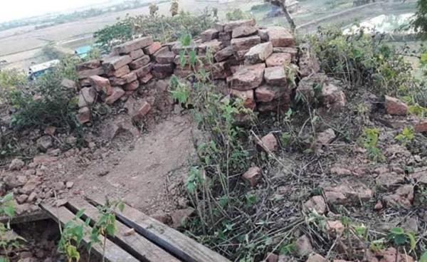 ပုံစာ - ၂၀၁၉ ခုနှစ် အစပိုင်းက ဘူးသီးတောင်မြို့နယ်၊ ၃၁ ဘုံ ဘုရားတောင်ပေါ်၌ တပ်မတော်သားများ စခန်းချခဲ့စဉ်က ပစ်ကျင်းများပြုလုပ်ထားသည်ကို တွေ့ရစဉ်။ (Photo - MP Oung Thaung Shway's facebook)