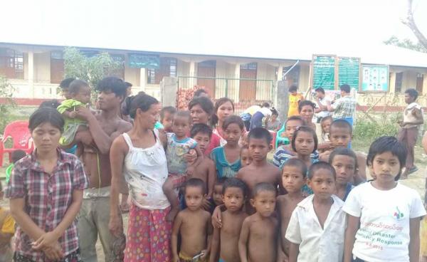 မုန်တိုင်းဒဏ်ခံခဲ့ရ၍ အိုးအိမ်မဲ့ ဖြစ်သွားသည့် ရခိုင်ပြည်သူများ/ ဓာတ်ပုံ- နိရဥ္စရာ