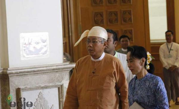 ကျမ်းသစ္စာကျိန်ဆိုရန် နိုင်ငံတော်သမ္မတနှင့် ဒုသမ္မတတို့ လွှတ်တာ်သို့ မတ်လ ၃၀ ရက်နေ့ နံနက်က ရောက်ရှိလာစဉ်။ (ဓာတ်ပုံ - မင်းမင်း၊ မဇ္စျိမ)