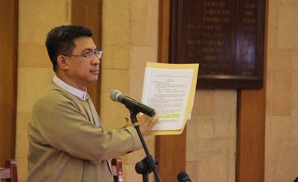 Myanmar Gems and Jewellery Entrepreneurs Association member Kyaw Kyaw Oo speaks during a press meeting on Myanmar Gems Expo Committee's funds at Thiri Hall, Royal Rose Restaurant in Yangon on 2 June, 2016. Photo: Thura/Mizzima