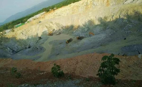 ကျိုက်ထိုမြို့နယ် လမ်းခင်းကျောက်မိုင်းတနေရာ(photo: Nay Min)