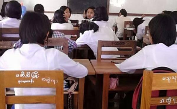 စာသင်ခုံများကို ကိုယ်ပိုင်ဝယ်ယူထားကြသည့် ကျောင်းသူကျာင်းသားများက မိမိတို့၏ အမည်ကိုရေထိုးထားပြီး စာသင်နေကြသည့် မြင်ကွင်းဖြစ်သည် (ဓါတ်ပုံ - ဆရာမ)