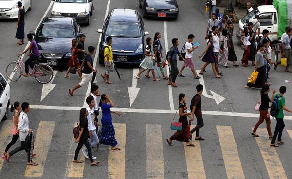 People crossing a busy road in downtown Yangon, Myanmar, 03 July 2016. Photo: Nyein Chan Naing/EPA