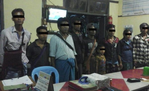 ဖမ်းဆီးရမိသော အထောက်အထားမဲ့ လူ ၈ ဦး (Photo:ဘောလခဲမြို့ လူဝင်မှုကြီးကြပ်ရေး ဦးစီးဌာန)