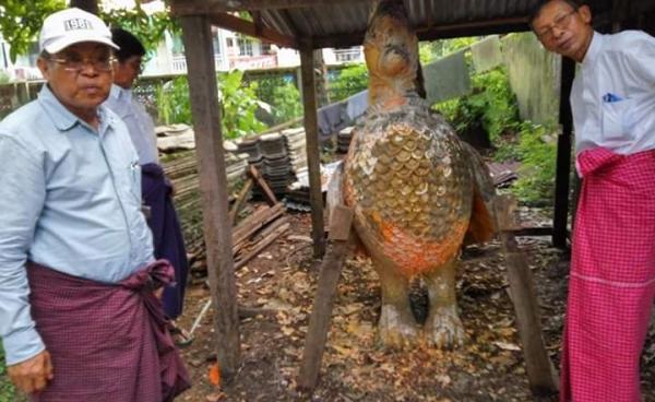 ဟင်္သာရုပ်ထုဟောင်းအား နိုင်စိုးသိန်း၊ ဒေါက်တာမင်းစိုးလင်း၊ ဒေါက်တာမင်းကြည်ဝင်းတို့ သွားရောက်ကြည့်ရှုခဲ့စဉ်(Facebook)