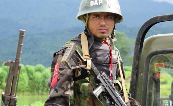 ကချင်ပြည်နယ် လိုင်ဇာမြို့တွင် လုံခြံုရေးယူထားသည့် ကချင်လွှတ်မြောက်ရေးတပ်မတော် (KIA) အား သြဂုတ်လ ၃ ရက် ၂၀၁၄ ခုနှစ်က တွေ့ရစဉ်။ ဓာတ်ပုံ - မင်းမင်း