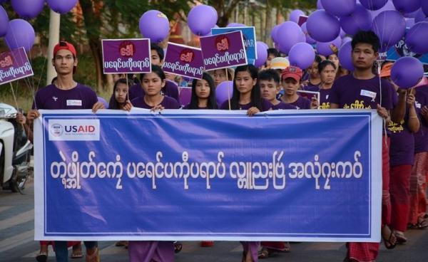 Locals march in Mawlamyine Capital holding the International Day of Elimination of Violence Against Women banner (Photo: MNA)
