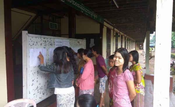 တက္ကသိုလ်ဝင်တန်းအောင်စာရင်းကြည့်ရှုနေစဉ်(MNA)