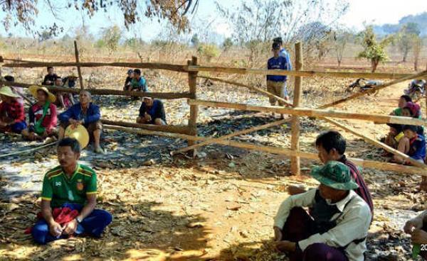 Photo by ဦးစံဝင်းမောင်၊ ကျေးရွာလမ်းကို တပ်မှ ခြံခတ်ထားသည့် ပုံ