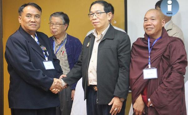 Lt-Gen. Yawd Serk from the RCSS/SSA shakes hands with Tar Hla Pe from the TNP