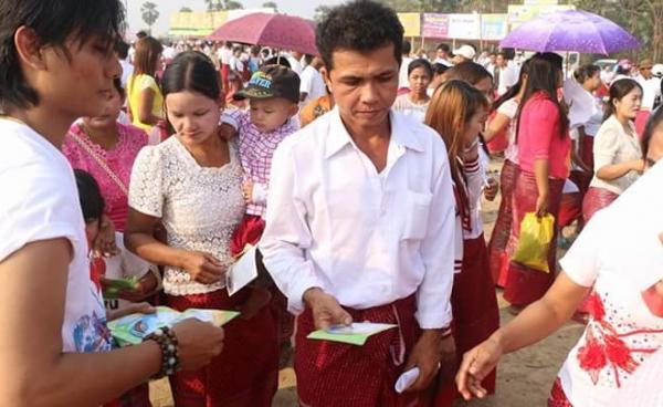 Free Mon literature learning CDs being given out.