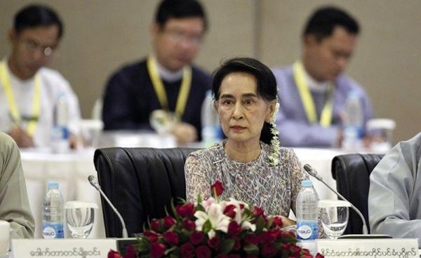 State Counsellor of Myanmar Aung San Suu Kyi (C) looks on as she and members of the Union Peace Dialogue Joint Committee (UPDJC) attend a meeting in Naypyitaw, Myanmar, 15 August 2016. Photo: Hein Htet/EPA