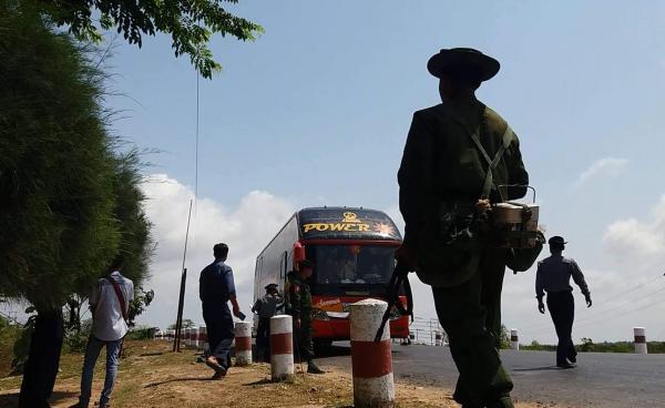 စစ်တွေမြို့နယ်၊ ကျောက်တန်းစစ်ဆေးရေးဂိတ်တွင် ယခင်က စစ်ဆေးမှုအားတွေ့ရစဉ်။ Photo - The Rakhine Times