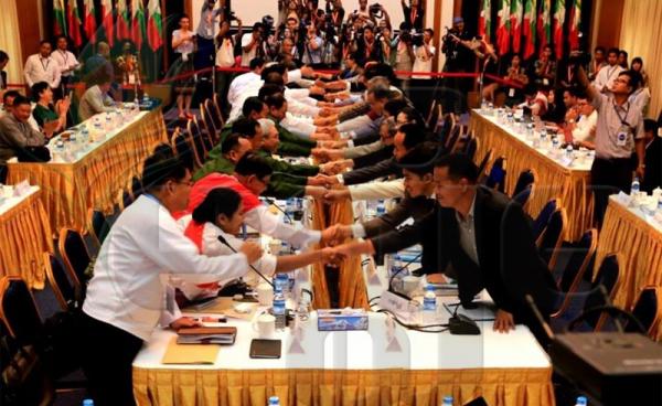 ၇ကြိမ်မြောက် တစ်နိုင်ငံလုံးအပစ်ရပ်ဆွေးနွေးပွဲ အပြီးသတ်နိုင်ခဲ့သည့် မတ်လ ၃၀ရက်နေ့ မြင်ကွင်း။ (ဓာတ်ပုံ-ဟိန်းထက်၊မဇ္ဈိမ)