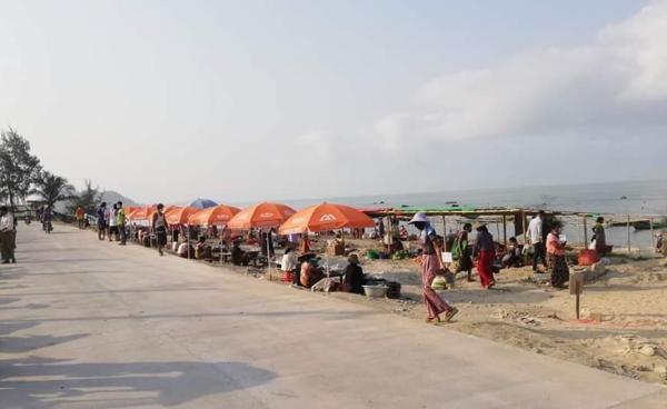 ကျောက်ဖြူမြို့နယ် ဇင်ချောင်းဆိပ်ကမ်းသာဈေးအား တွေ့ရစဉ်။ ဓာတ်ပုံ - ဇင်ချောင်းလူငယ်များ