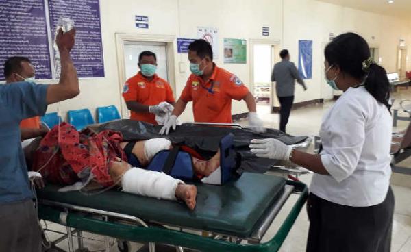 Photo by Ko Hla Moe(တာချီလိတ်နာရေးကူညီရေးအသင်း)၊ ဗုံးသီးဟောင်းထုရာမှ ဒဏ်ရာရသည့် အမျိုးသမီးပုံ