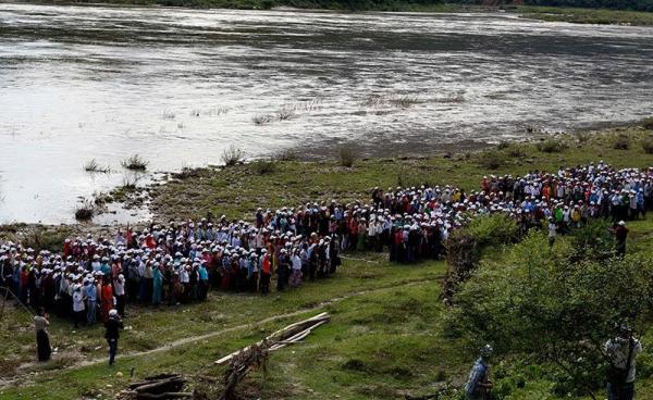 Ethnic Kachin people and activists gather on the occasion of the fourth anniversary of Myitsone dam project suspension at the Irrawaddy river, Myitkyina, Kachin State, Myanmar, 10 October 2015. Photo: Seng Mai/EPA