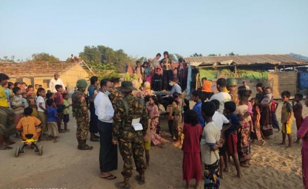 မုန်တိုင်းဒဏ်ခံအဆောက်အအုံသို့ ပြောင်းရွေ့နေကြစဉ်။ Photo - ရခိုင်နေ့စဉ်