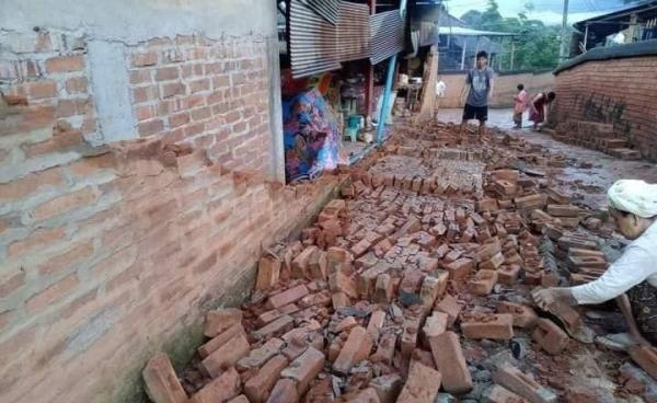 ကျိုင်းတုံ ငလျင်လှုပ်ခတ်မှုကြောင့် ပျက်စီးသွားသည့်နေအိမ်