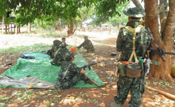 စစ်ကြောင်းထွက်သော ကေအဲန်ပီပီ တပ်သားအချို့အား မြင်တွေ့ရစဉ် (ဓါတ်ပုံ-ကေတီ)