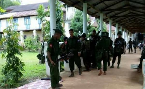 မော်လမြိုင်ခရိုင်ရုံးအနီး ဘုန်းကြီးကျောင်းဝင်းတစ်ခုအတွင်းသို့ ရောက်ရှိလာသည့်တပ်မတော်စစ်ကြောင်း(MNA)