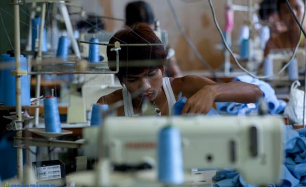 Myanmar migrants work in a garment factory in Mae Sot, Thailand. Photo: Hong Sar/Mizzima