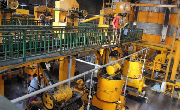 Workers in an industrial zone in Yangon. Photo: Mizzima