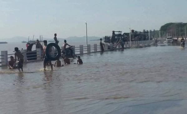  မော်လမြိုင်ကမ်းနားလမ်းအသစ်ဖောက်လုပ်သည့်နေရာ ရေလွှမ်းခဲ့စဉ်(Mawlamyine Daily)