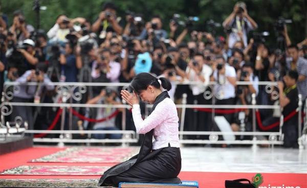 Myanmar State Counsellor and Foreign Minister Aung San Suu Kyi pays her respects to her late father as Myanmar marks the 70th anniversary of Martyrs' Day in Yangon on July 19, 2017. Photo: Thura/Mizzima