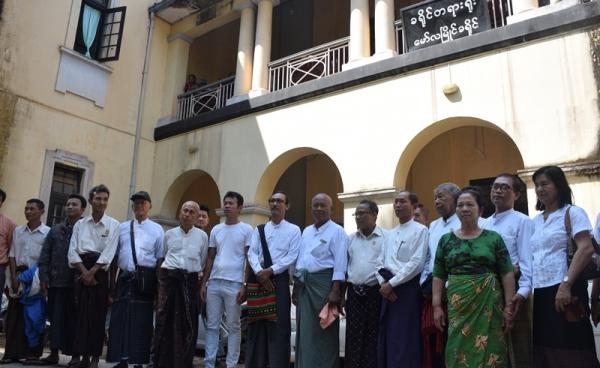 ၈၈ မျိုးဆက်အဖွဲ့များ မော်လမြိုင်ခရိုင်တရားရုံးရှေ့အမှတ်တရဓါတ်ပုံရိုက်(MNA)