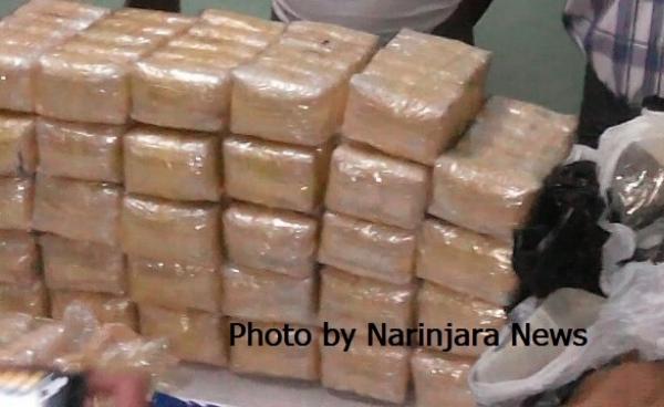  မောင်တောတွင် ဖမ်းဆီးရမိသော စိတ်ကြွဆေးပြားများကို တွေ့ရစဉ်